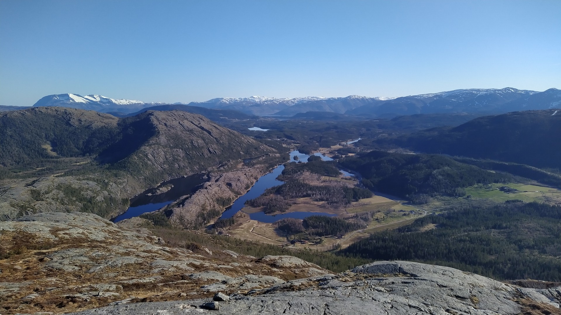 Fjellvuer over idylliske insjøer og snøkappede fjell