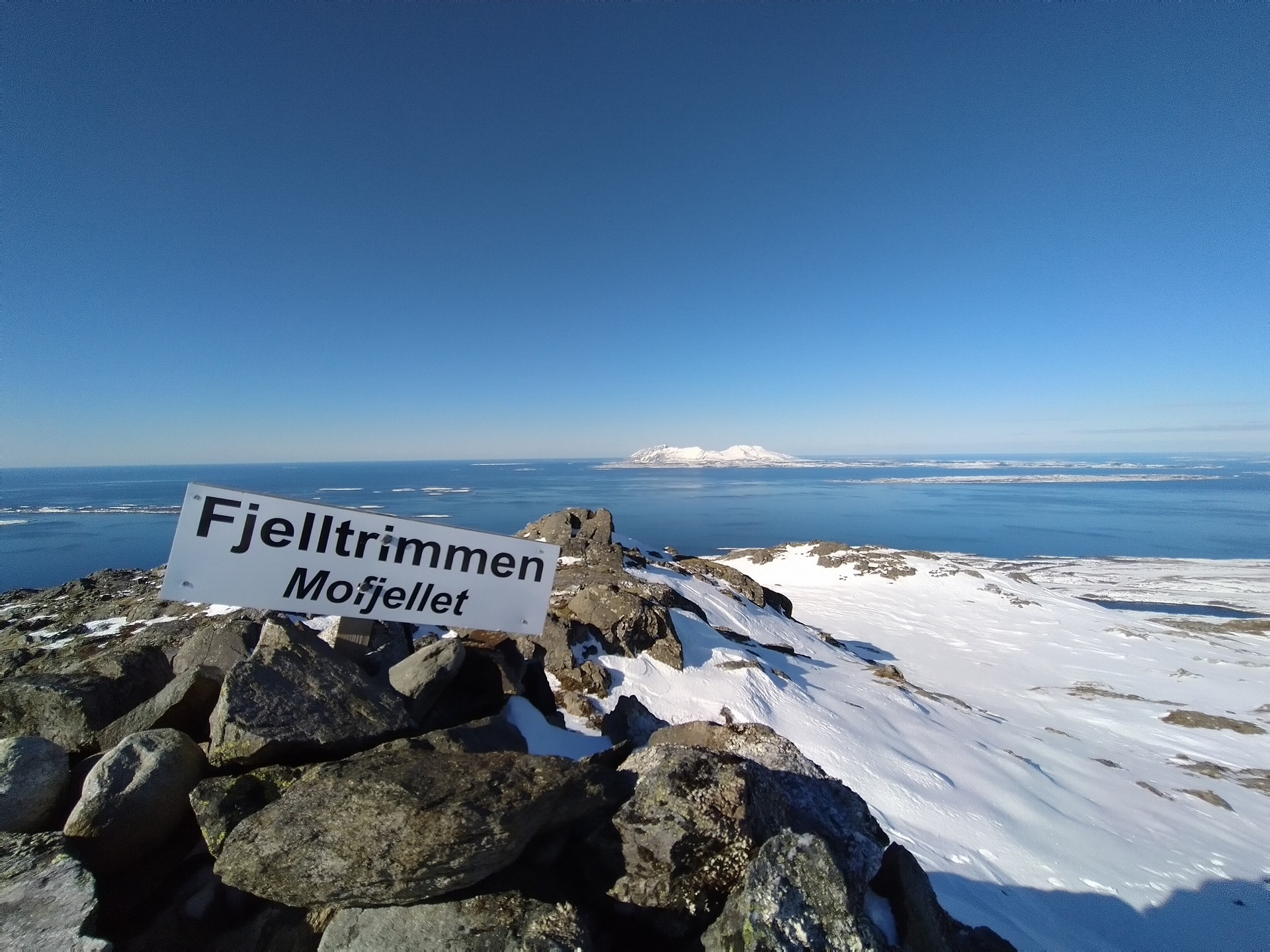 Fjelltrimmen Mofjellet med snø, fjord og fjelltopp i bakgrunnen